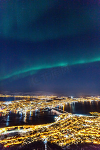 令人难以置信的北极光在挪威北部特罗姆瑟镇上空的活动