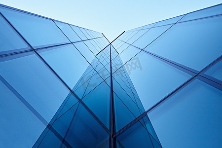 现代建筑在反光板玻璃