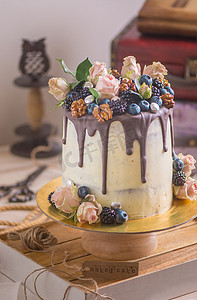 裸蛋糕装饰的花朵, 坚果和浆果白色裸蛋糕, 乡村风格的婚礼, 生日和事件。顶部视图.