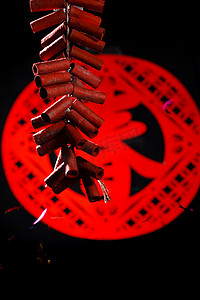 春节剪纸鞭炮摄影照片_春字和鞭炮