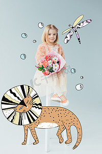 穿着人造毛皮大衣和裙子的孩子坐在高椅上，拿着花束在灰色背景与童话泡泡，猫和龙的插图