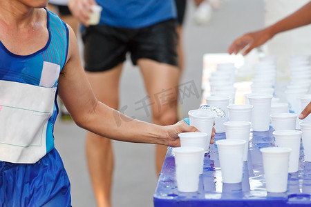 马拉松赛车手抓杯水