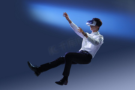 科技光背景摄影照片_戴VR眼镜的商务男士