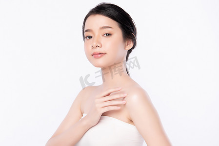 形象美丽的年轻亚洲女人洁净新鲜裸露的皮肤概念。 亚洲女孩美容美发面对肌肤护理与健康，面部护理，完美肌肤，自然妆容，白底.