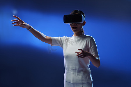 未来科技摄影照片_戴VR眼镜的商务女士