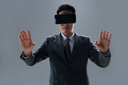 眼镜领带摄影照片_戴VR眼镜的商务男士