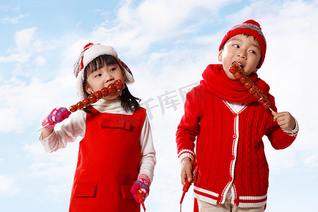 红色中国云摄影照片_两个儿童吃冰糖葫芦