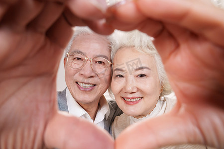 爱心幸福摄影照片_幸福的老年夫妇