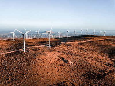 风力涡轮机农场从鸟瞰视图。在美国内华达州提供可再生、可持续的替代能源, 可持续发展, 风力涡轮机环境友好.