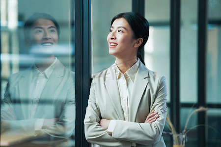 科技奋斗摄影照片_在办公室的青年商务女士