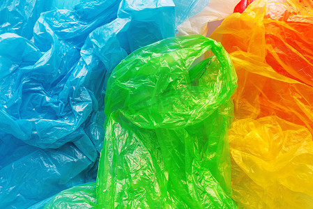 彩色塑料袋堆、消费主义与环境污染概念