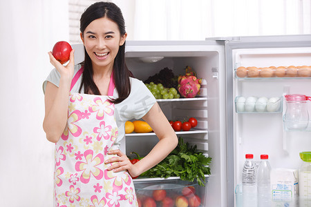 一个年轻女人在厨房做饭