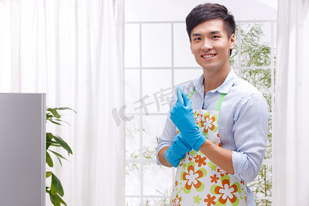 一个年轻男人在厨房打扫卫生