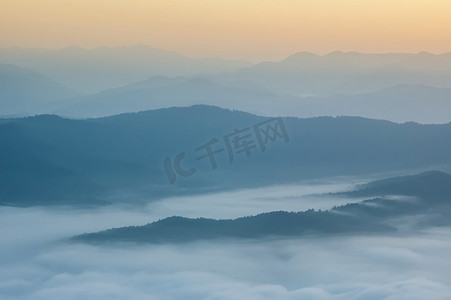 国家公园摄影照片_美丽的早晨有雾山在寺 Doi 萨道之间 