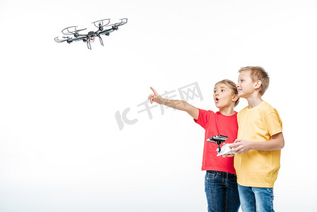 孩子们玩 hexacopter 无人机 