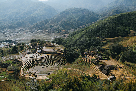 pa摄影照片_在美丽的山上的农业梯田和建筑物, 越南, Sa Pa,