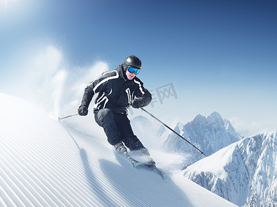 滑雪双旦摄影照片_高山滑雪运动员