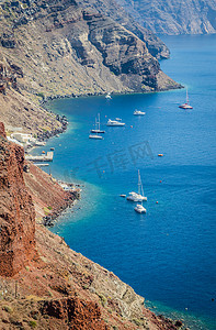 帆船和游艇附近火山岩的希腊圣托里尼岛