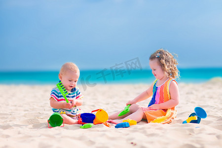happy摄影照片_Kids playing on the beach
