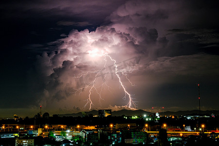 小城镇和卫星站农村景观中闪闪雷电的云彩