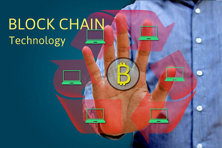 块链网络概念和比特币图标，双曝光的手显示 word 图作为分布式的分类帐技术的概念.