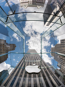 纽约-2015年5月13日: 在曼哈顿第五大道店入口处的苹果标志。截至 2014年, 苹果公司雇佣了72800名长期专职员工, 在十五个国家设有437家零售店。.