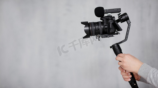 相机焦距摄影照片_带焦距跟踪系统的三轴银杏稳定器的现代飞镖相机在男性摄象机上的应用