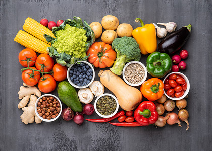 健康饮食配料：新鲜蔬菜、水果和超级食品。营养，饮食，素食概念。具体背景