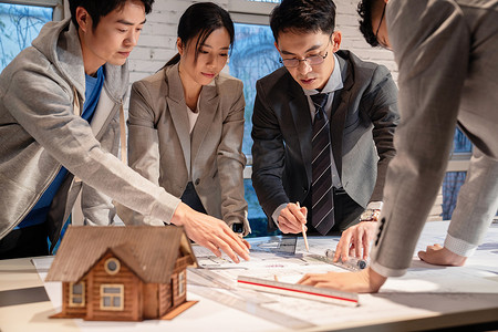 建筑图纸图片摄影照片_建筑设计师讨论图纸设计