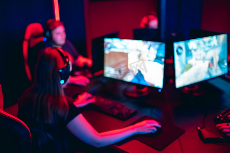 混淆不清的背景专业团队游戏玩家用红蓝耳机玩在线游戏