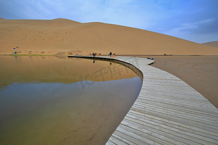 伍登木板路-N.shore Lake Badain East前往游客骆驼出发区。Badain Jaran-Badanjilin Shamo-Mysterious Lakes Desert-section of Gobi Desert.阿尔萨高原-内蒙古-中国