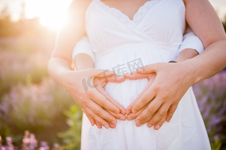 怀孕妇幼摄影照片_怀孕的妇女和石头的腹部