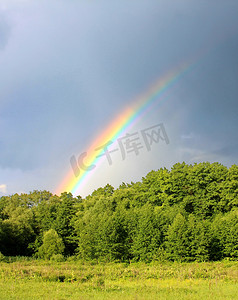 在多雨的天空背景下的彩虹