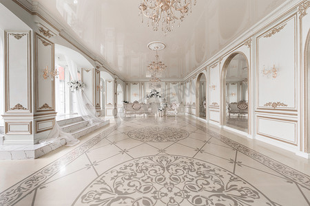 豪华的老式内饰与壁炉在贵族风格。大窗户和镜子。柱子和拱门, 装饰在光滑的地板上