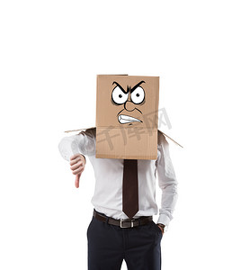 愤怒的商人摄影照片_愤怒的商人与纸板盒在他的头上显示拇指向下孤立的白色