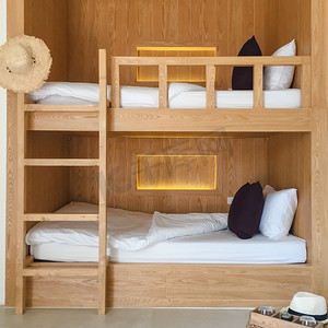 干净的宿舍房间里配有木制双层床.