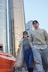 城市步行摄影照片_快乐的青年情侣和豪车