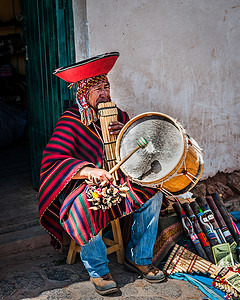 秘鲁库斯科-2016 年 10 月 1 日︰ 本机秘鲁演奏民族乐器 (Zampona Marimacha)，穿着五颜六色的传统本机秘鲁闭幕.
