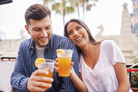 浪漫的西班牙裔夫妇喝啤酒 
