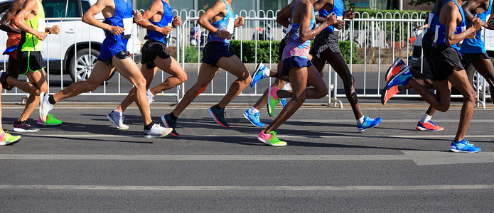 在城市道路上运行的马拉松跑步者腿
