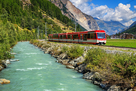 旅游列车摄影照片_在瑞士，欧洲电力红色旅游列车