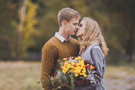 美丽的年轻夫妇的特写肖像亲吻，爱每个超视距