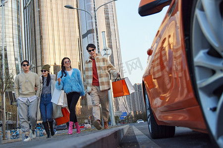 促销时尚摄影照片_快乐的青年人驾驶豪车购物