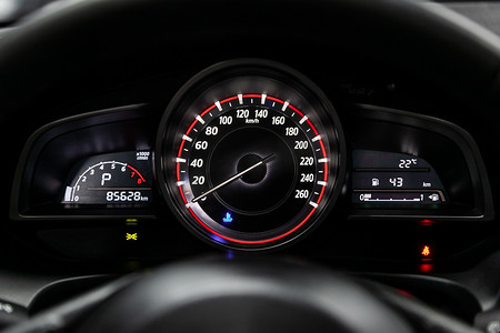 燃油摄影照片_特写仪表汽车面板，带里程表、测速仪、转速计、燃油挂车