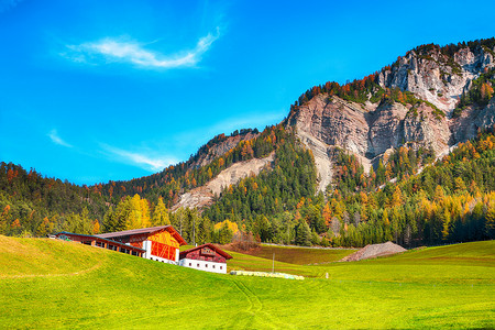 秋景中，圣玛格达莱娜著名的意大利白云石村的景色出现在Geisler或Odle白云石集团的山岩前。地点：Santa Maddalena village, Val di Funes, Trentino-Alto Adige, Dolomites, Italy, Europe