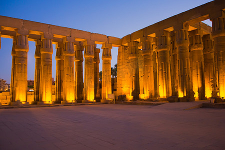 在晚上的卢克索神庙。（卢克索，埃及底比斯)