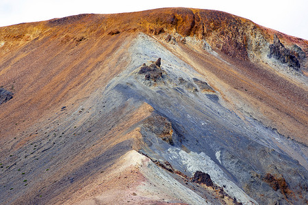 五彩缤纷的群山映衬着大地的火山景观。冰岛