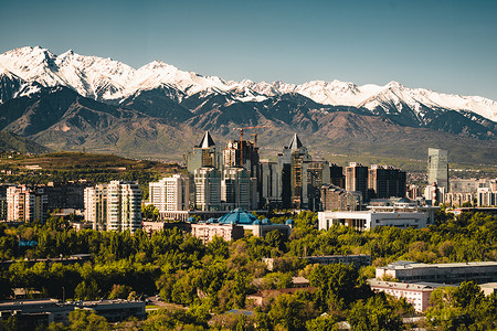 哈萨克斯坦阿拉木图雪山山背景下的城市景观