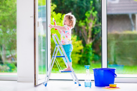 幼儿园ppt摄影照片_小女孩洗一个窗口