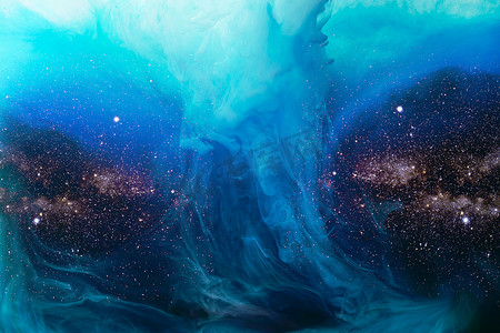 具有宇宙背景的水中混合蓝漆的全帧图像